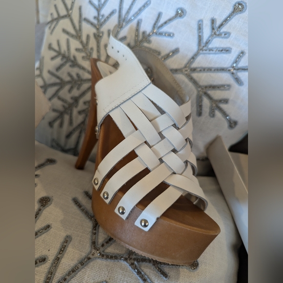Brand New Bakers Sandals Venice Heels White Size 7 - Picture 2 of 7